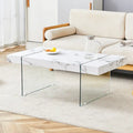 Table basse rectangulaire avec plateau effet bois et pieds en verre trempé
