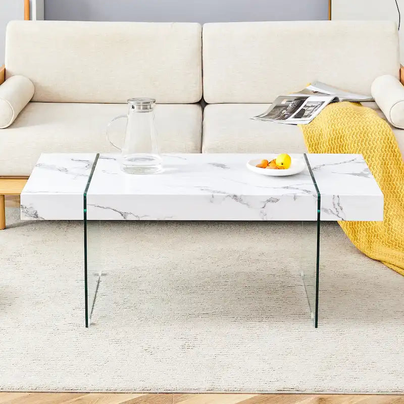 Table basse rectangulaire avec plateau effet bois et pieds en verre trempé