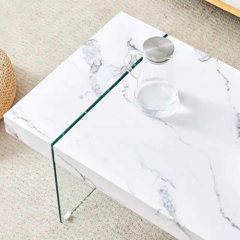 Table basse rectangulaire avec plateau effet bois et pieds en verre trempé