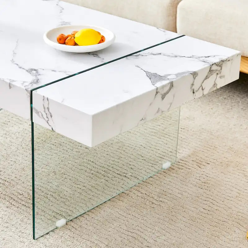 Table basse rectangulaire avec plateau effet bois et pieds en verre trempé