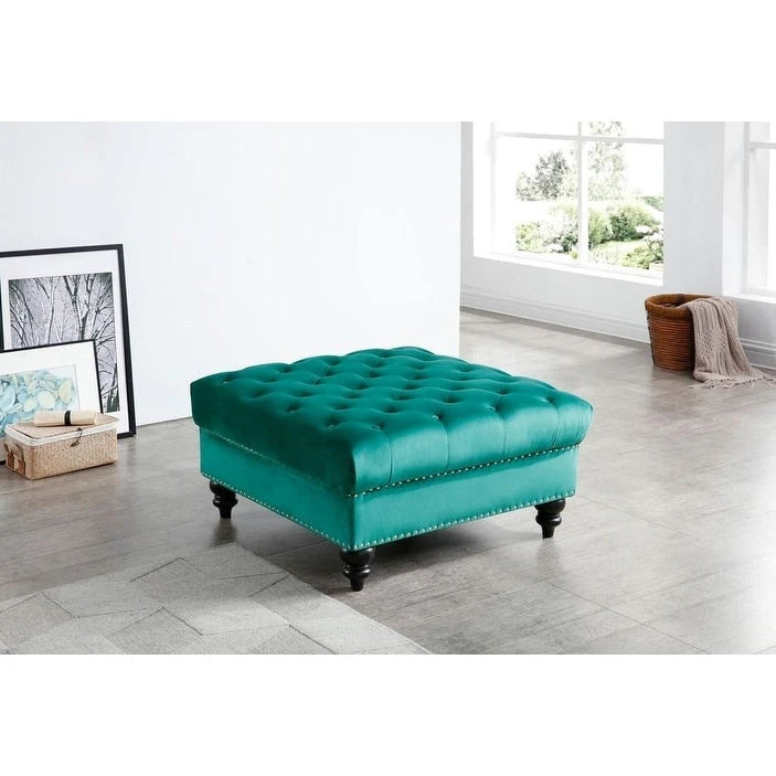 Grand pouf capitonné en velours avec détails cloutés