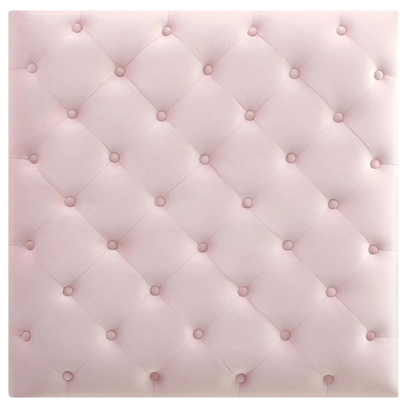 Grand pouf capitonné en velours avec détails cloutés