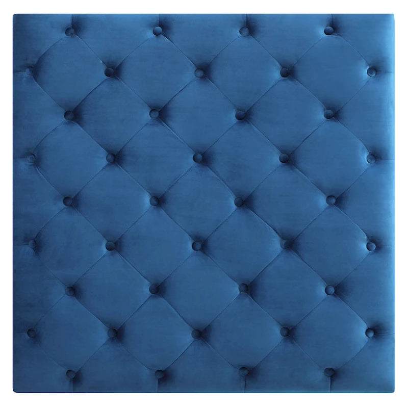 Grand pouf capitonné en velours avec détails cloutés