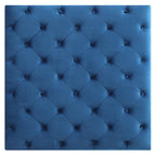 Grand pouf capitonné en velours avec détails cloutés