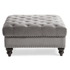 Grand pouf capitonné en velours avec détails cloutés