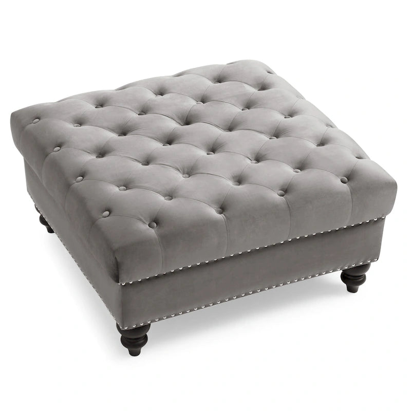 Grand pouf capitonné en velours avec détails cloutés