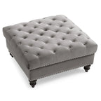 Grand pouf capitonné en velours avec détails cloutés