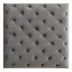 Grand pouf capitonné en velours avec détails cloutés