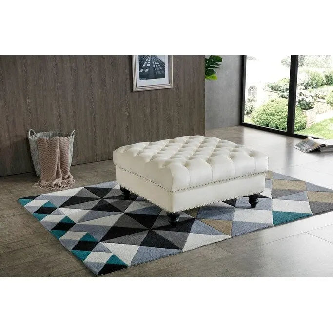 Grand pouf capitonné en velours avec détails cloutés