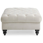 Grand pouf capitonné en velours avec détails cloutés
