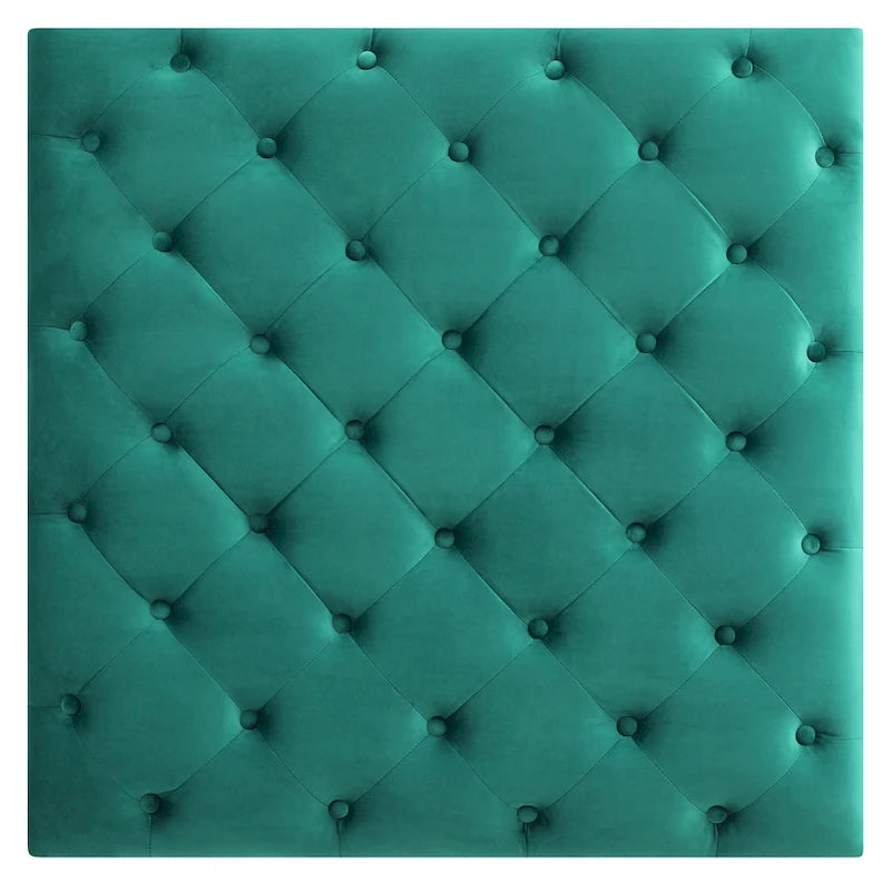 Grand pouf capitonné en velours avec détails cloutés