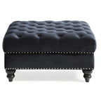 Grand pouf capitonné en velours avec détails cloutés