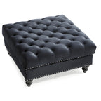 Grand pouf capitonné en velours avec détails cloutés