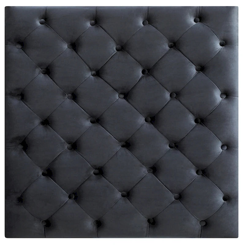 Grand pouf capitonné en velours avec détails cloutés