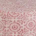 Tabouret en bois à trois pieds rembourré en coton rose de style bohème