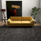 Canapé en velours capitonné de style milieu de siècle avec pieds dorés