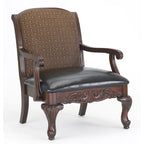 Fauteuil d'appoint traditionnel en noyer sculpté avec assise en similicuir