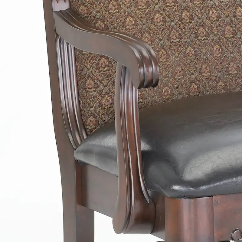 Fauteuil d'appoint traditionnel en noyer sculpté avec assise en similicuir
