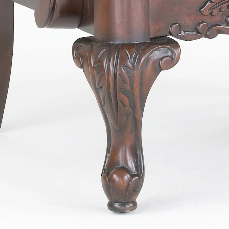 Fauteuil d'appoint traditionnel en noyer sculpté avec assise en similicuir