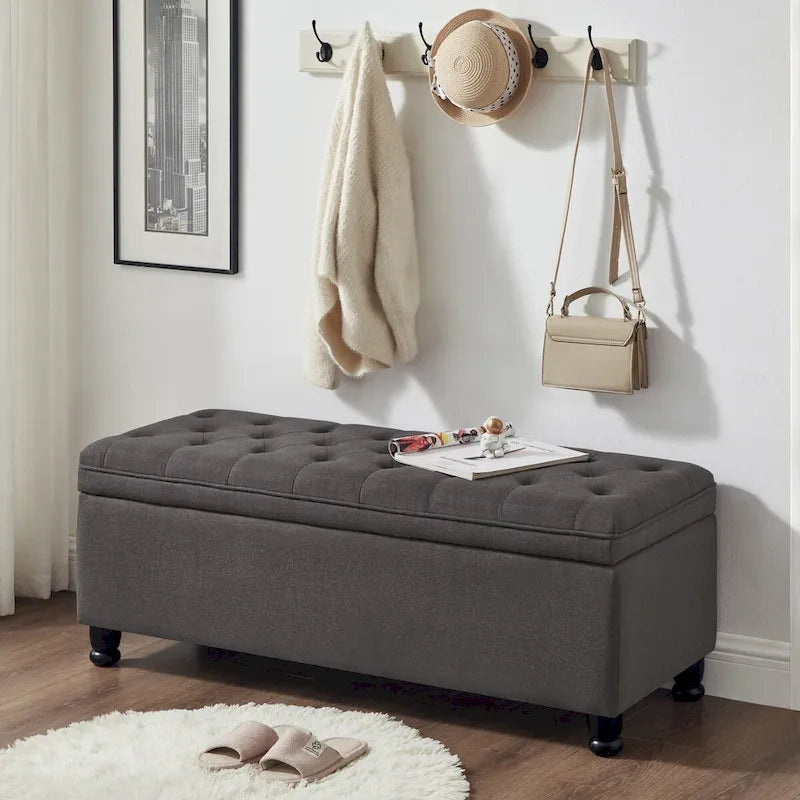Banc de rangement capitonné en lin gris foncé avec pieds fuselés en bois