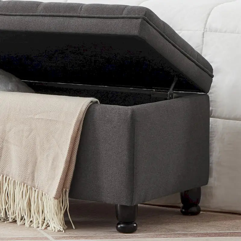 Banc de rangement capitonné en lin gris foncé avec pieds fuselés en bois