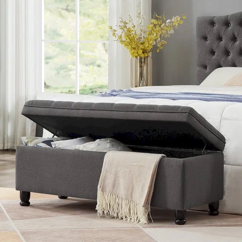 Banc de rangement capitonné en lin gris foncé avec pieds fuselés en bois